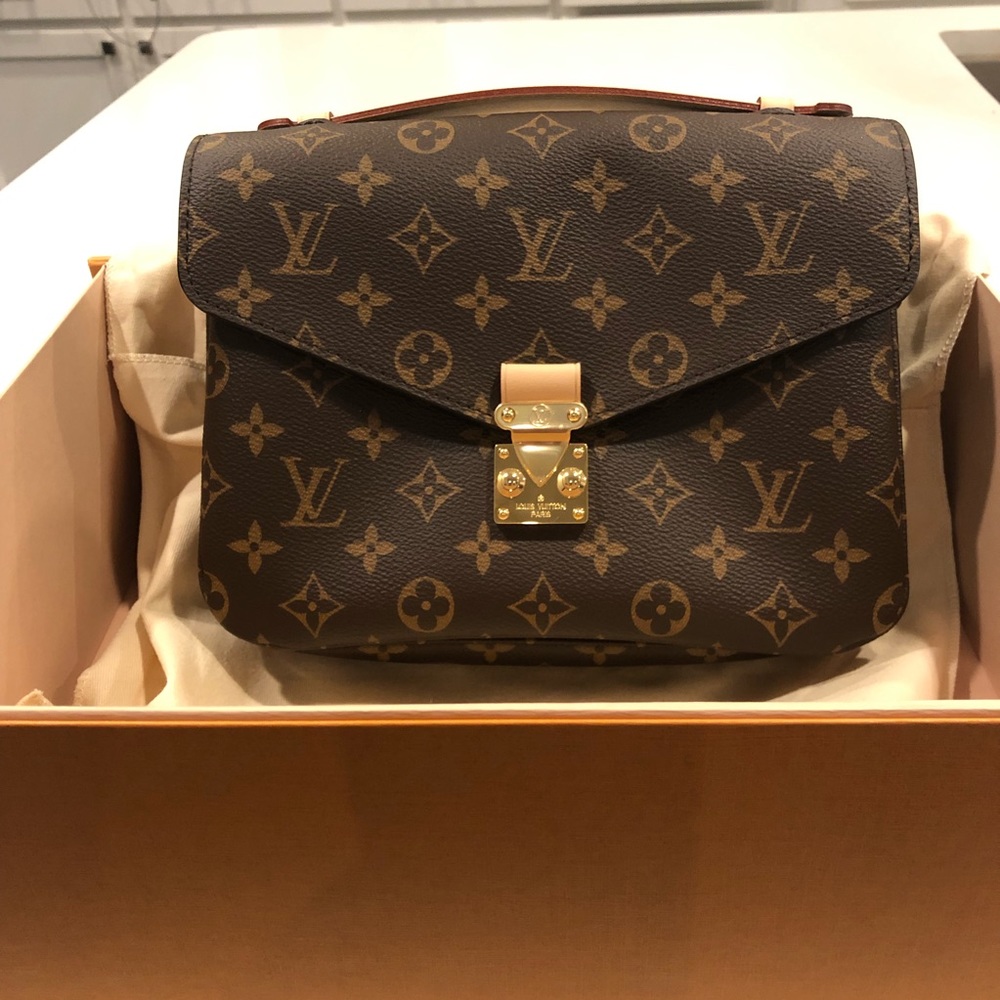 NWT Louis Vuitton Pochette Metis Monogram Bag 2019